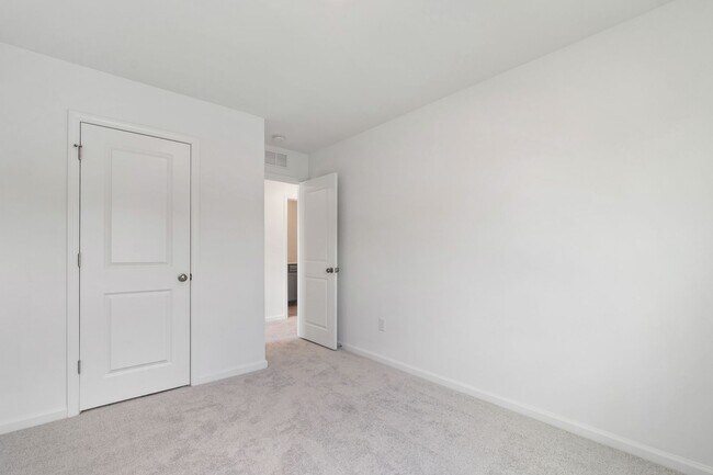 Building Photo - Spacious End-Unit 3-Bedroom Townhome in Pr...