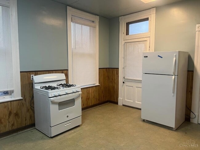 Building Photo - 1030 Sunset Ave