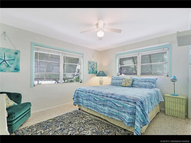 Building Photo - 1905 NE River Ct