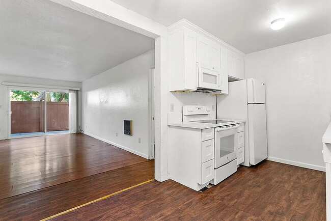 Building Photo - "Chic 1-Bedroom Haven in Santa Ana – 700 Sq Ft of Modern Comfort!"