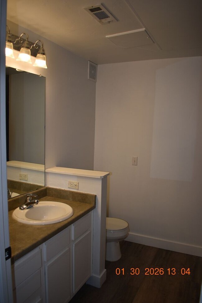 Building Photo - Beautiful Ground Floor Condo in Falling Water Condominiums!!