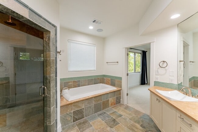 Building Photo - Gorgeous 4 bedroom, 5 bathroom House in Bouldin Creek!