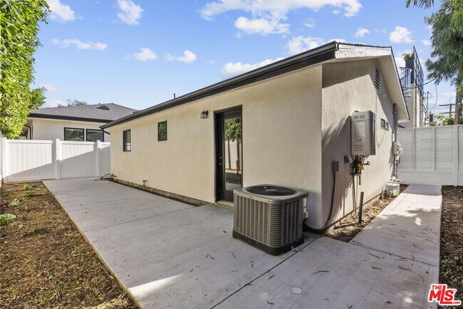 Building Photo - 521-519 N Martel Ave