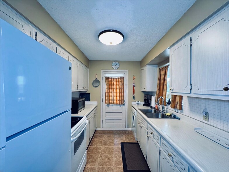 Building Photo - 2348 Shelley St