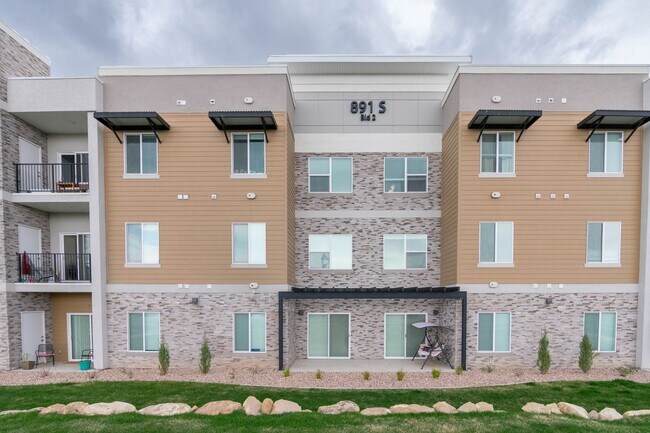 Building Photo - Gorgeous 3-Bed Grant Model in Vista View, ...