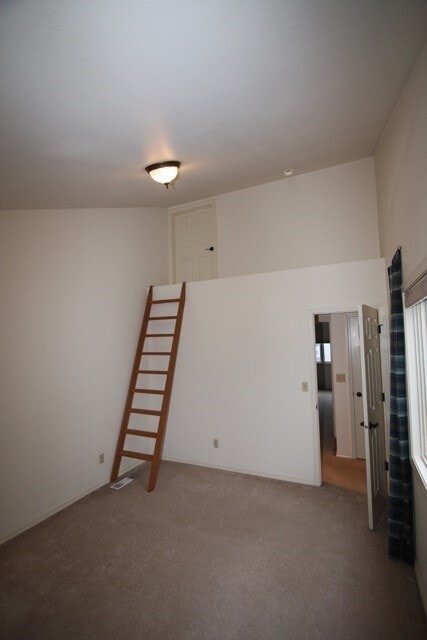 Building Photo - Large 3 Bedroom Updated Townhouse w/ Fence...
