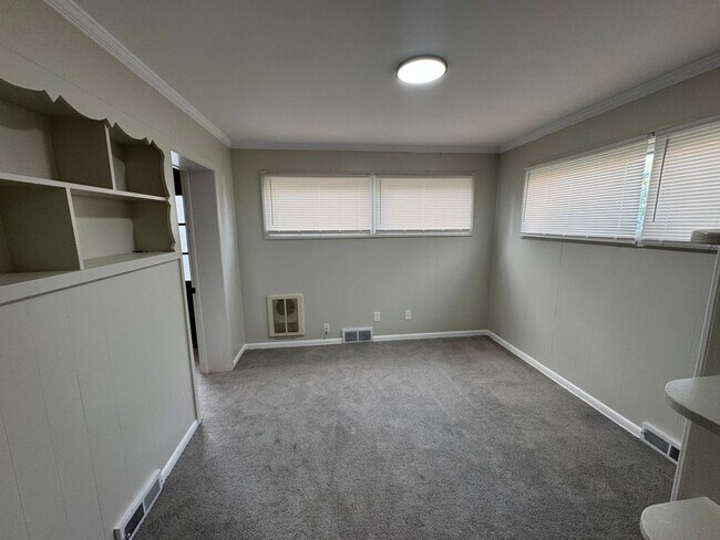 Building Photo - Charming 3BR Ground Floor Unit in South Euclid