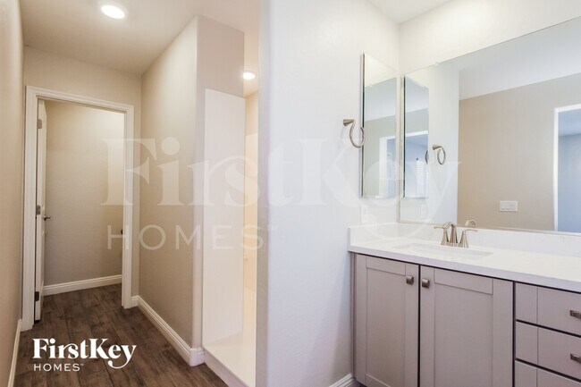 Building Photo - 1023 S 151st Ln