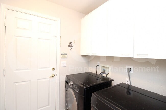 Building Photo - 5997 W Aurora Dr