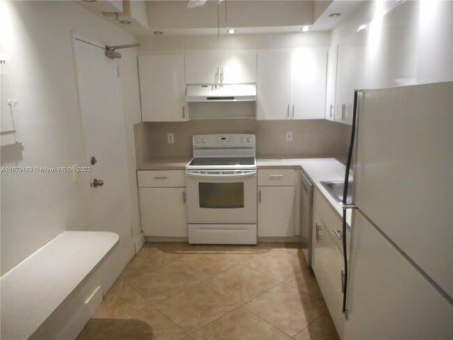 Building Photo - 10185 Collins Ave