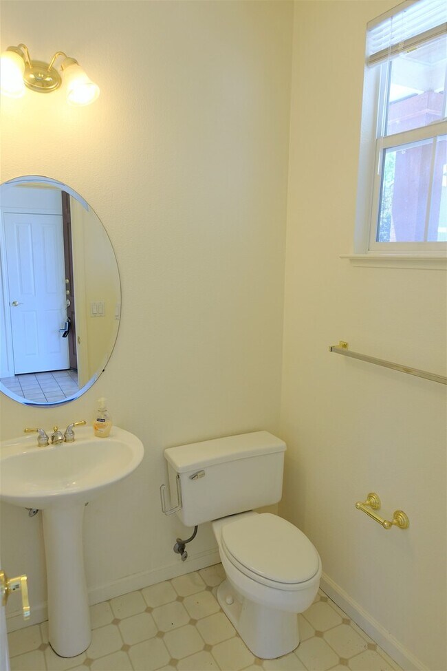 Building Photo - Spacious Home in Excellent Location!