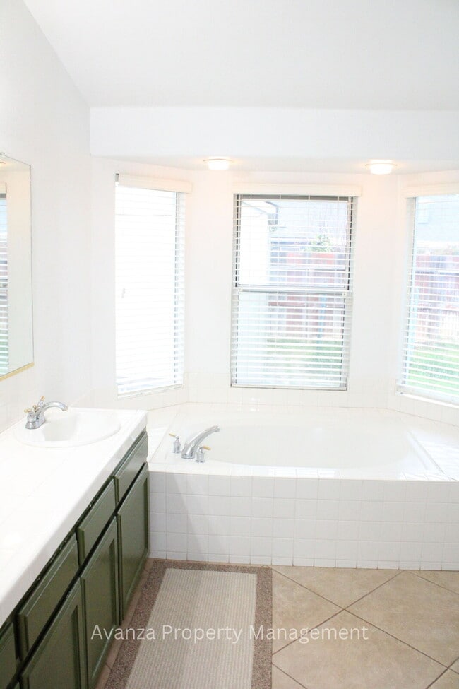 Building Photo - Home for Rent 5428 W. Saginaw Ave Fresno, CA 93722 Description 4 Bedroom/2 Bath Home in Fresno (D...