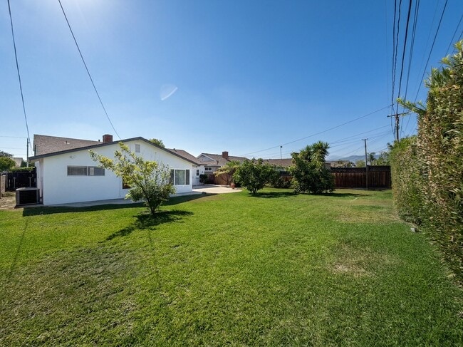 Building Photo - 962 N Calmgrove Ave