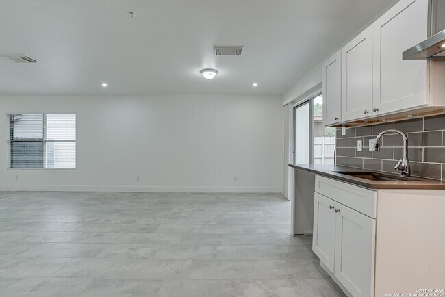 Building Photo - 9958 Panther Bay