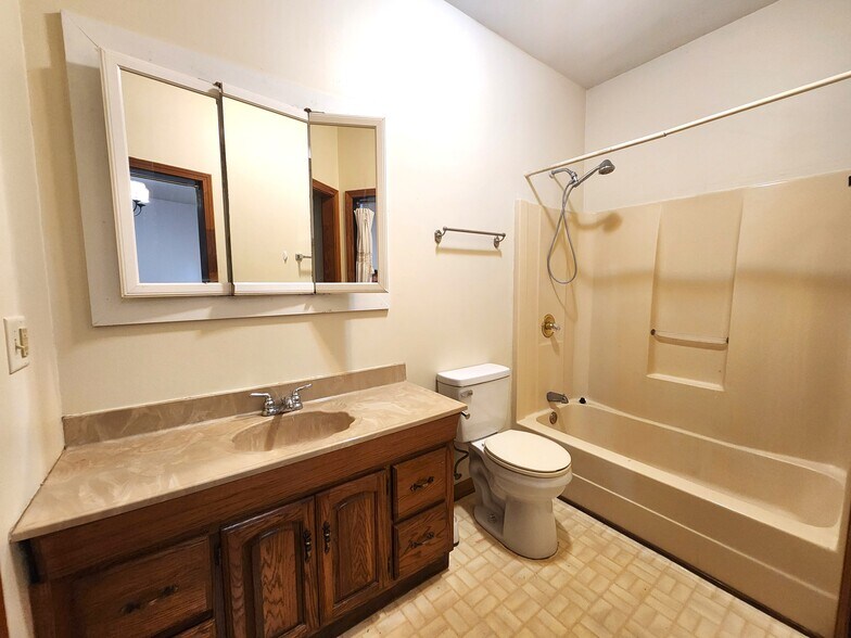 Building Photo - 513 10th Ct S