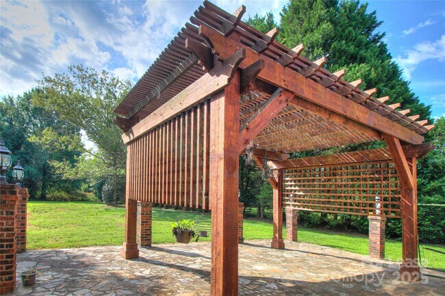Building Photo - 1222 Weddington Hills Dr