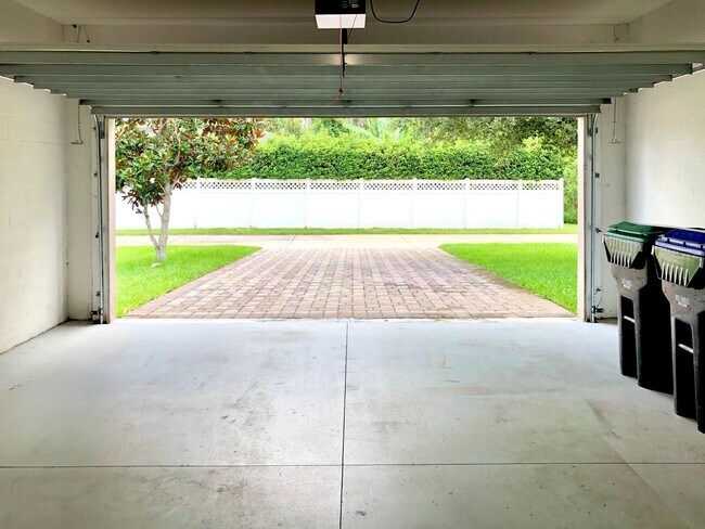 Building Photo - Beautiful 3/2 Spacious Home with a Covered...