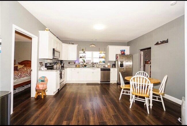 Building Photo - 434 Clearwater St