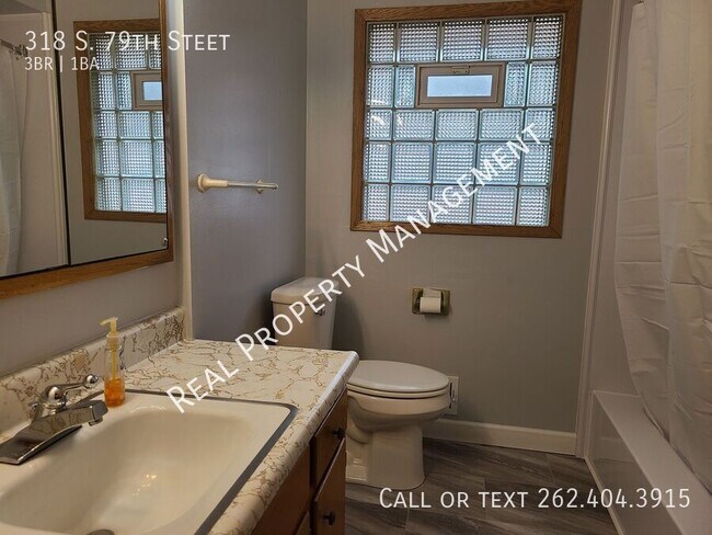 Building Photo - 318 S 79th St