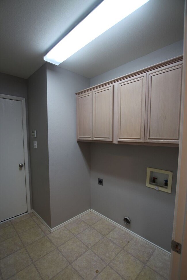 Building Photo - Beautiful 4 bedroom 2 bath home in Flint!