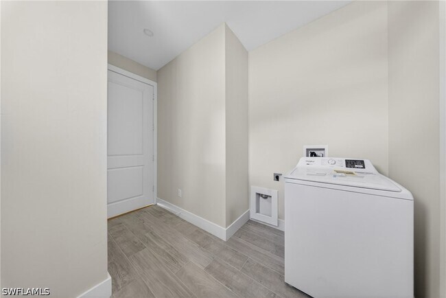 Building Photo - 1206 Moore Ave