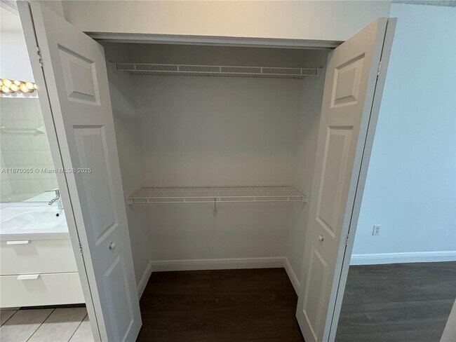 Building Photo - 8020 N Nob Hill Rd