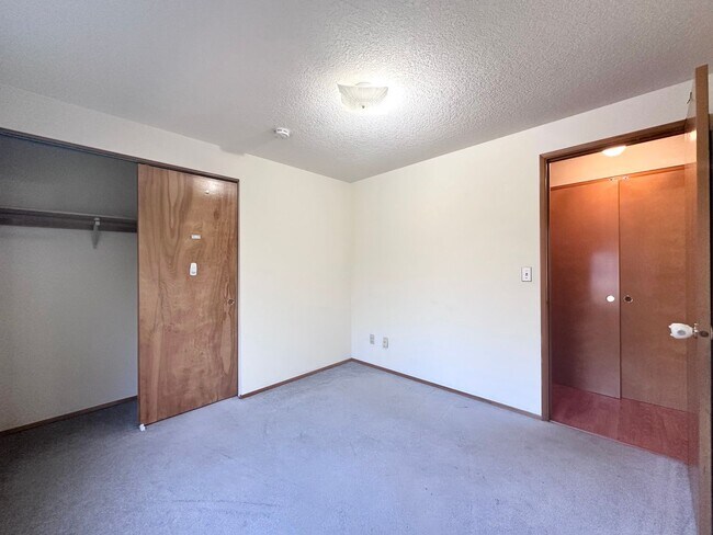 Building Photo - Wonderful centrally located Powell Butte 3...