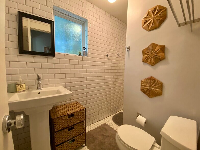 Building Photo - 1148 Lott Ave