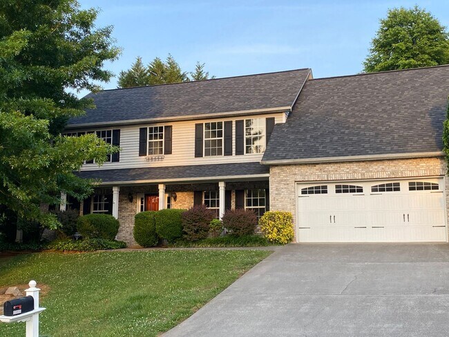 Building Photo - Beautifully updated 4 Bedroom/2.5 Bath Executive Rental in Farragut!