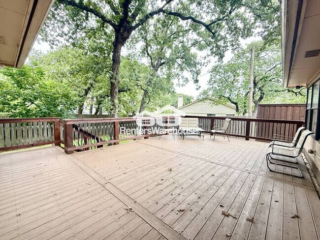 Building Photo - Beautiful home in well established neighbo...