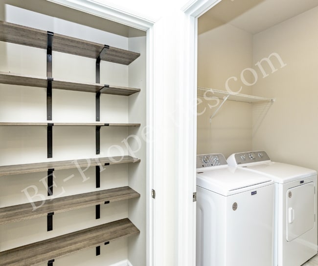 Building Photo - Beautiful 3 Bedroom 2.5 Bathroom Townhouse.