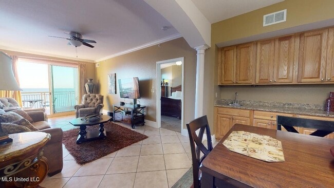 Building Photo - 2228 Beach Dr