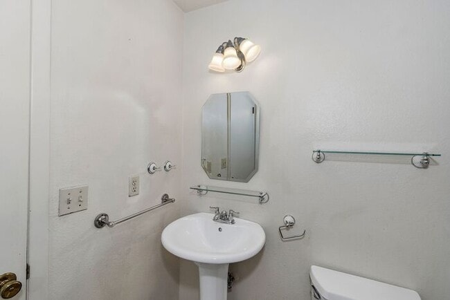 Building Photo - Cozy 2-Bedroom Condo Near CMU & St. Mary’s – Great Amenities!