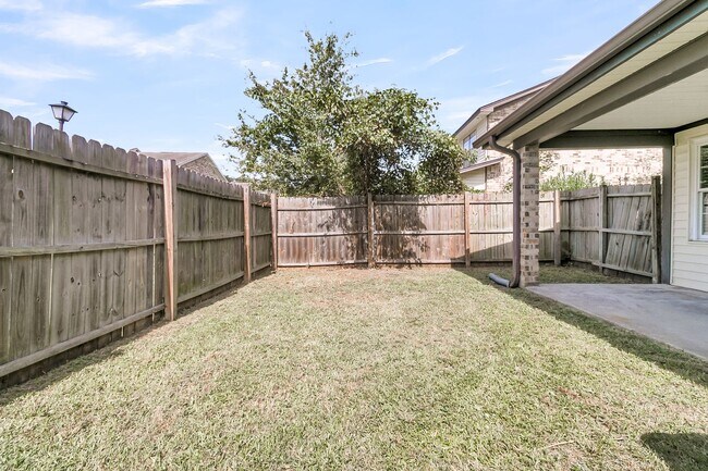 Building Photo - 3 Bedroom 1.5 Bath Town Home in North Charleston