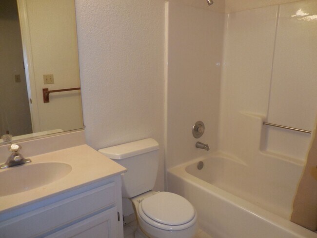 Building Photo - Spacious 2-Bedroom, 2-Bath Single-Story Du...