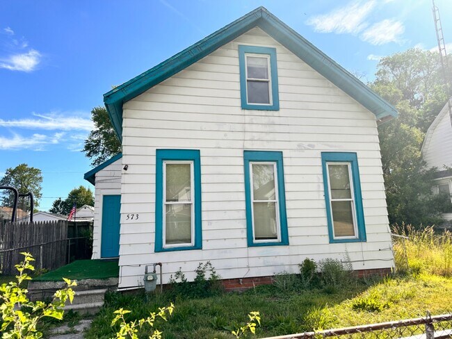 Building Photo - 573 Milton St