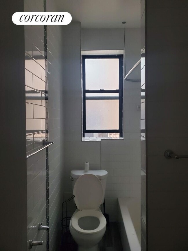 Building Photo - 720 Riverside Dr