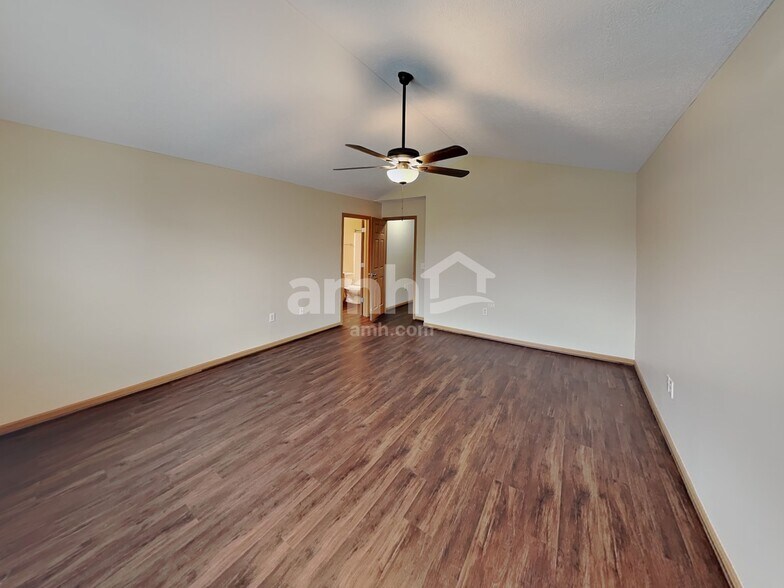 Building Photo - 6875 Tumbleweed Ln