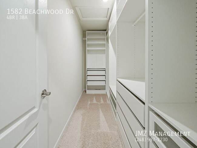 Building Photo - 1582 Beachwood Dr
