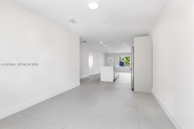 Building Photo - 2505 NE 193rd St