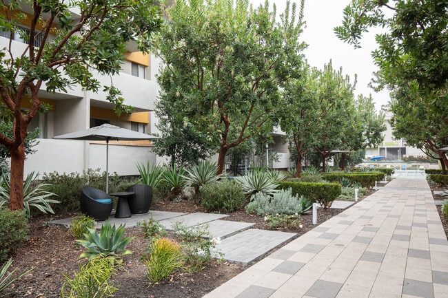 Building Photo - 3333 W 2nd St