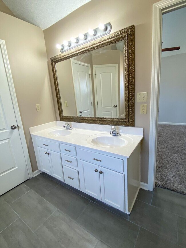 Building Photo - 4 bed, 2.5 bath house in Olive Branch