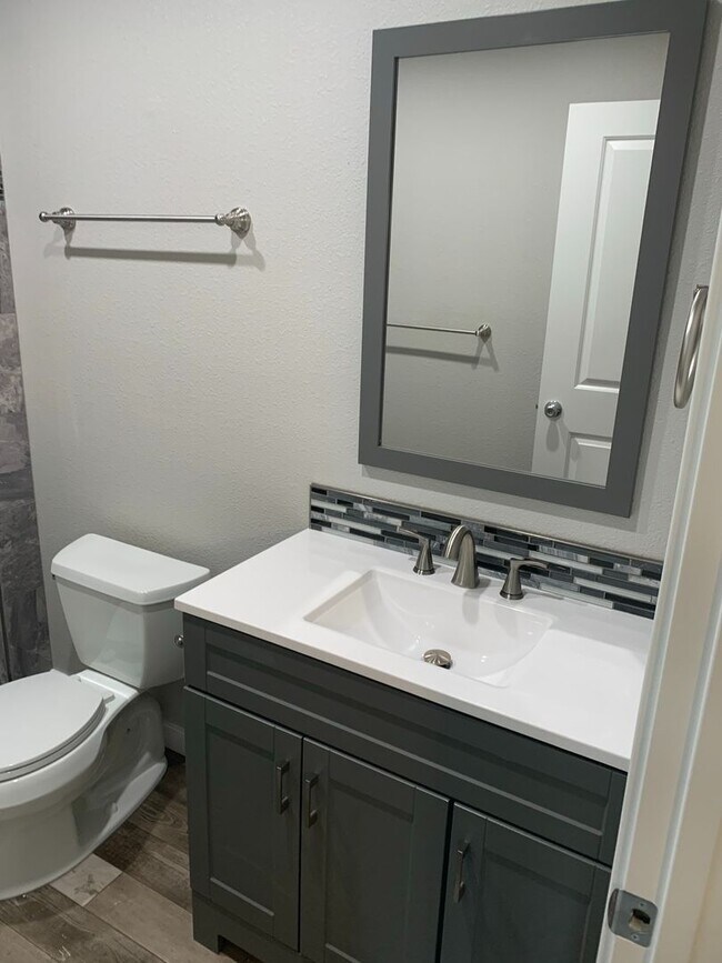 Building Photo - FULLY REMODELED Large 4/2, Close to Enloe and Chico State