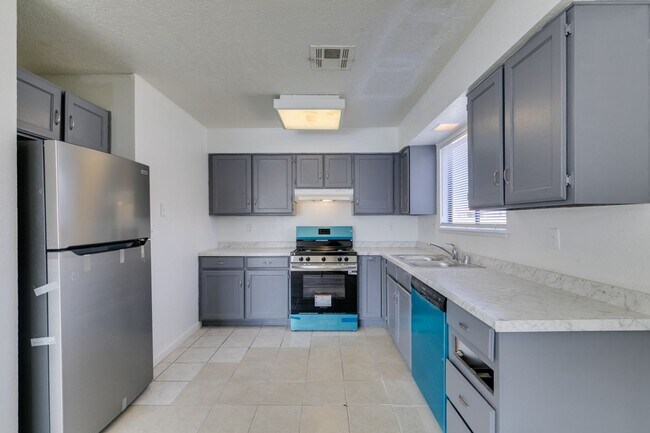 Building Photo - 6987 Mendon Ln