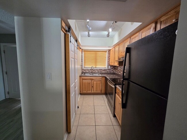 Building Photo - Updated 2-bedroom, 2.5-bath townhome