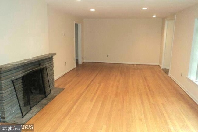 Building Photo - 5205 Saratoga Ave
