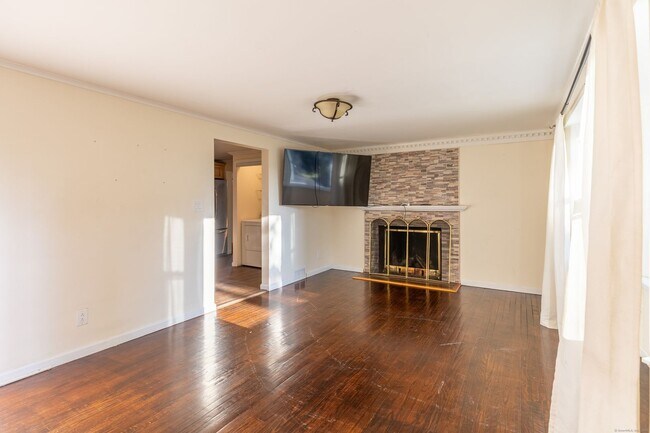 Building Photo - Spacious 4 bedroom single family home at t...