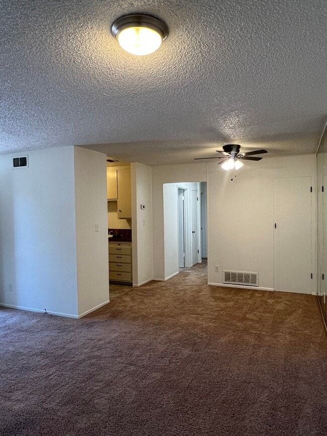 Building Photo - UPSTAIRS 2 BED UNIT IN ROSEVILLE!!