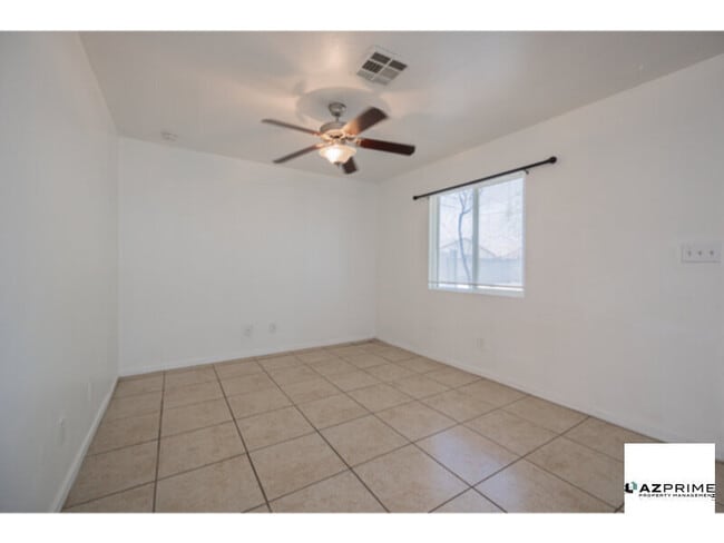 Building Photo - Step into this inviting 3/1 Phoenix Apartm...
