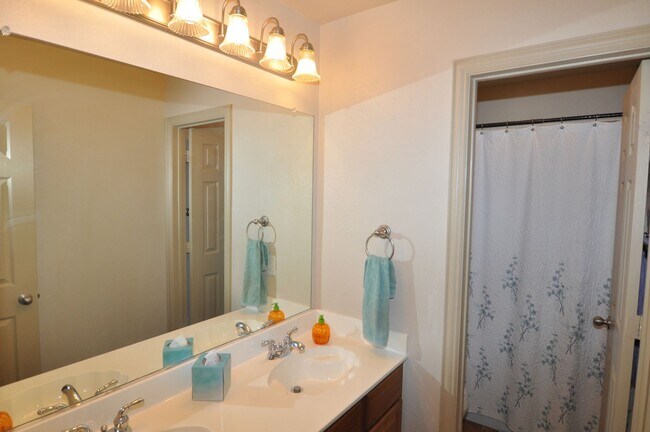 Building Photo - COMING SOON! Stunning 4-2-2 in Ft. Worth –...